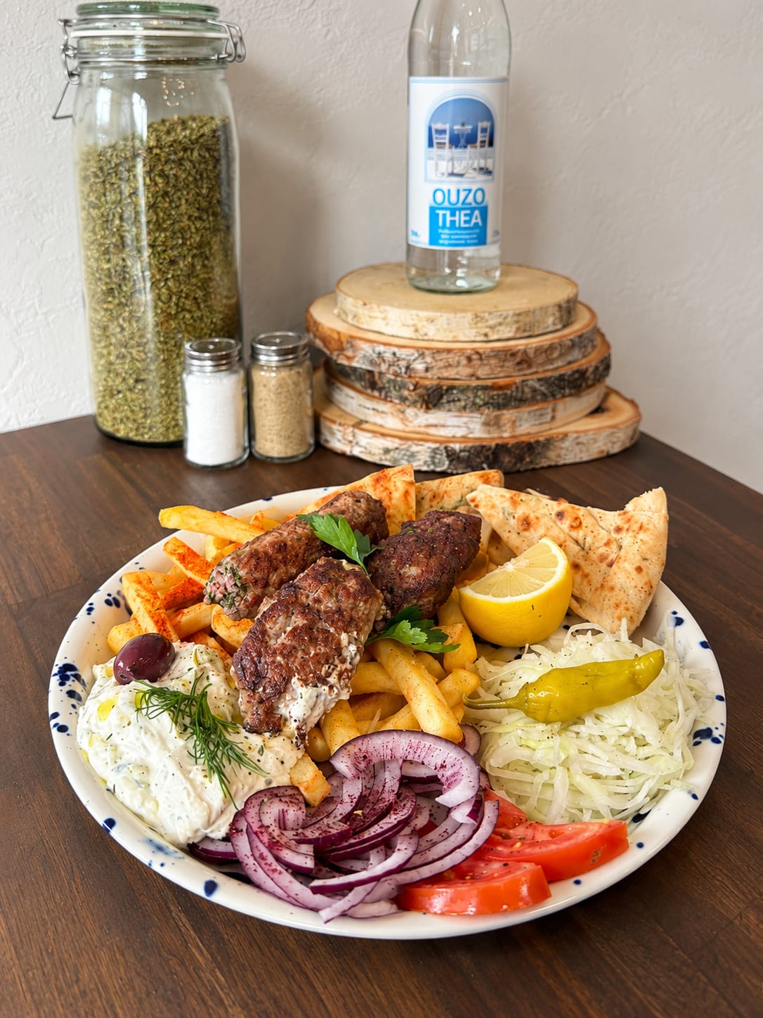 Teller mit gegrilltem Fleisch, Zwiebeln und Zitrone - POPI, Berlin-Schöneberg