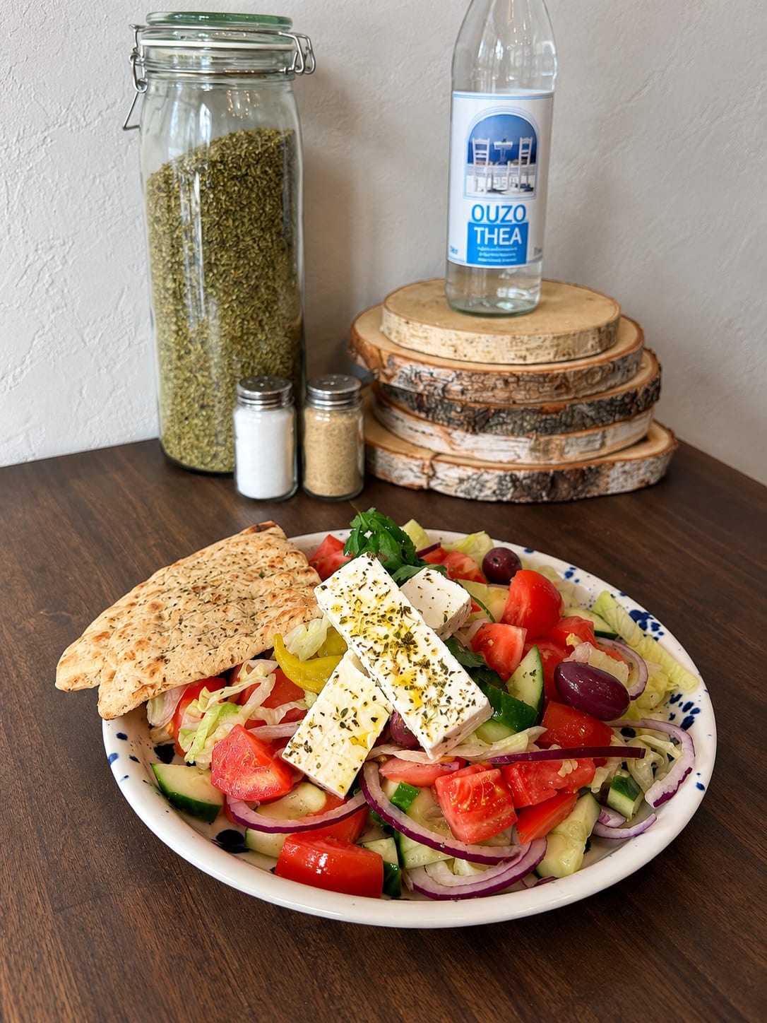 Geöffnete Pita mit Tomaten, Salat und Käse - POPI, Berlin-Schöneberg
