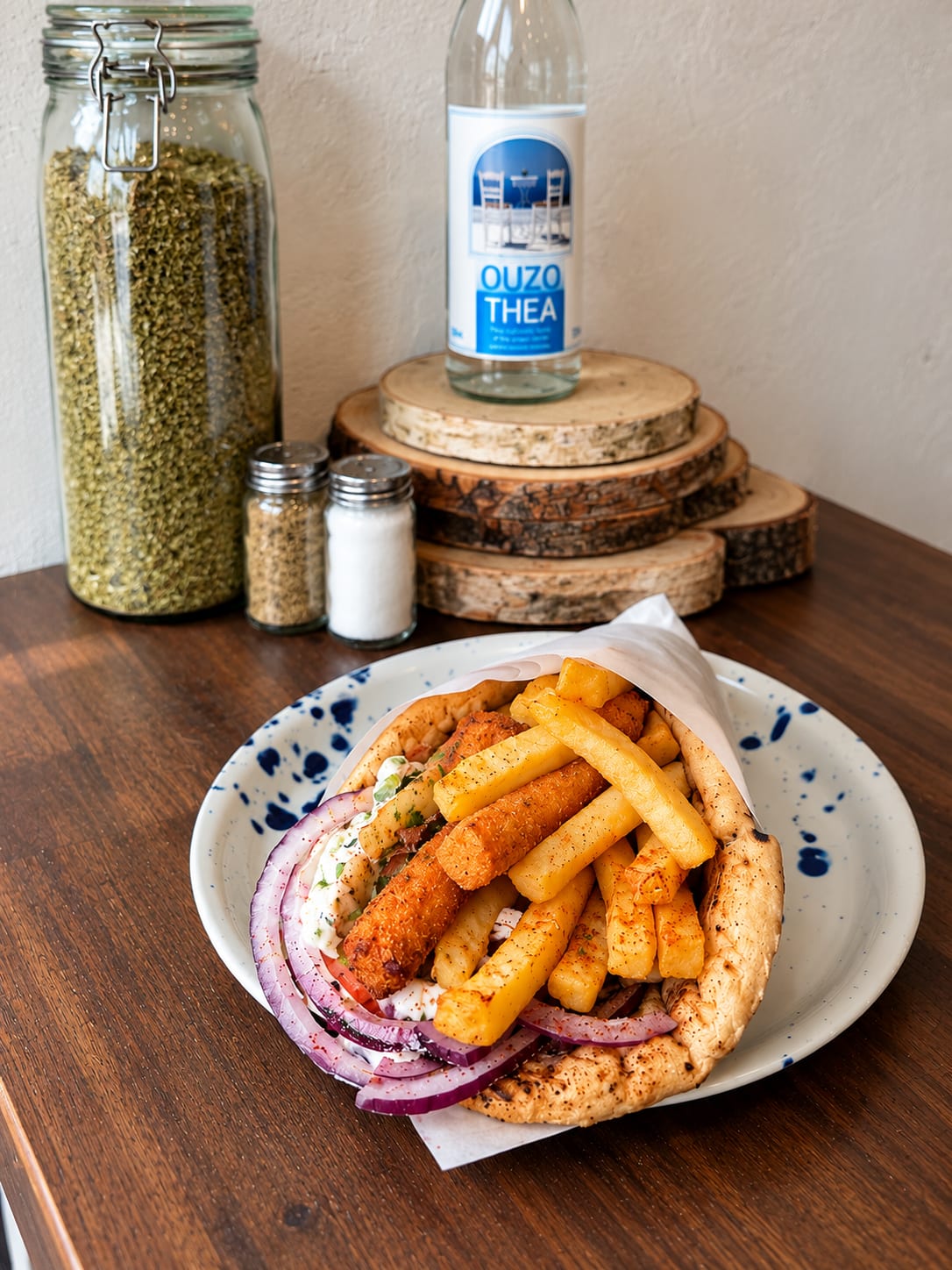 Gefüllte Pita mit Pommes und roten Zwiebeln auf einem Teller - POPI, Berlin-Schöneberg