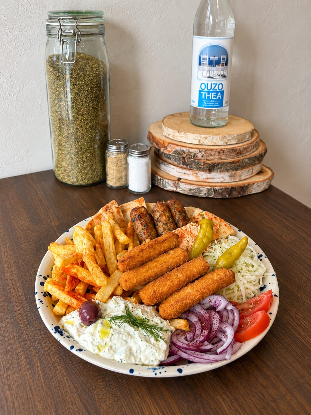 Pommes mit Dip und Salat auf einem Teller - POPI, Berlin-Schöneberg
