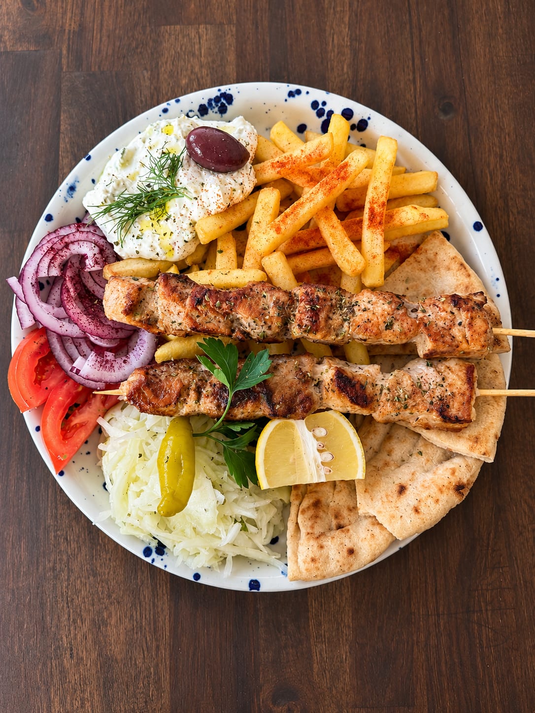 Teller mit Fleischspießen, Pommes, Salat und Pita - POPI, Berlin-Schöneberg